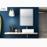 Lavoar Ceramica Patrat LAV25 40 cm – ambient baie, lavoar alb pe blat lemn, perete bleumarin, oglinda
