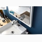 Lavoar Ceramica Patrat LAV25 40 cm – ambient baie, lavoar patrat alb cu baterie crom, perete albastru