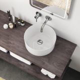 Lavoar Ceramica Rotund LAV3 Ø40,5 cm – ambient baie, lavoar rotund alb pe blat lemn cu cosmetice