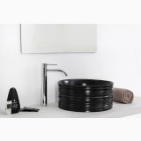 Lavoar Ceramica Rotund LAV34 Ø40 cm – ambient baie, lavoar negru rotund pe blat lemn deschis, pe pardoseala si perete