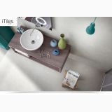Lavoar Ceramica Rotund LAV37 Ø40 cm – ambient baie, lavoar rotund pe blat lemn, vaza deschis, pe pardoseala
