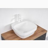 Lavoar Ceramica LAV39 42x42 cm – ambient baie, lavoar alb pe blat lemn cu baterie alba