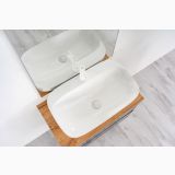 Lavoar Ceramica Dreptunghiular LAV43 70x42 cm – ambient baie, lavoar alb pe blat lemn, montat pe perete