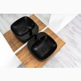 Lavoar Ceramica LAV44N 42x42 cm – ambient baie, doua lavoare negre pe blat lemn suspendat