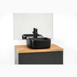 Lavoar Ceramica LAV44N 42x42 cm – ambient baie, lavoar negru mat pe blat lemn, robinet negru