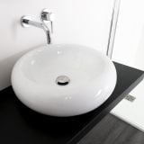 Lavoar Ceramica Rotund LAV45 Ø50 cm – ambient baie, lavoar rotund pe blat negru, baterie de perete crom