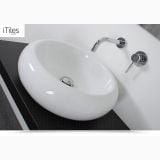 Lavoar Ceramica Rotund LAV45 Ø50 cm – ambient baie, lavoar oval alb pe blat negru, baterie perete crom