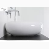 Lavoar Ceramica Rotund LAV45 Ø50 cm – ambient baie, lavoar oval alb pe blat negru cu baterie perete