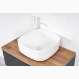 Lavoar Ceramica Patrat LAV48 42x42 cm – ambient baie, lavoar patrat alb pe blat lemn si baterie perete