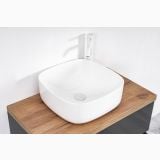 Lavoar Ceramica Patrat LAV48 42x42 cm – ambient baie, lavoar ceramic patrat pe blat lemn, robinet alb, pe pardoseala si perete