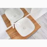 Lavoar Ceramica Patrat LAV48 42x42 cm – ambient baie, lavoar patrat alb pe blat lemn, robinet alb