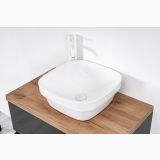 Lavoar Ceramica LAV49 42x42 cm – ambient baie, lavoar patrat pe blat lemn, baterie perete, colt alb