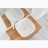Lavoar Ceramica LAV49 42x42 cm – ambient baie, lavoar ceramic patrat pe blat lemn, baterie alba, pe pardoseala
