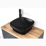 Lavoar Ceramica LAV49N 42x42 cm – ambient baie, lavoar negru mat pe blat din lemn stejar