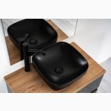 Lavoar Ceramica LAV49N 42x42 cm – ambient baie, lavoar negru mat pe blat lemn cu baterie neagra, pe pardoseala si perete