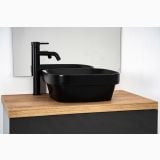 Lavoar Ceramica LAV49N 42x42 cm – ambient baie, lavoar negru mat pe blat lemn, baterie neagra