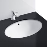 Lavoar Incorporat LAV61 51.5x43 cm – ambient baie, lavoar oval alb incorporat in blat negru, baterie crom, pe pardoseala si perete