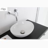 Lavoar Ceramica Oval LAV7 40x33 cm – ambient baie, lavoar oval alb pe blat negru cu baterie perete
