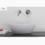 Lavoar Ceramica Oval LAV7 40x33 cm – ambient baie, lavoar oval alb pe blat negru cu baterie perete