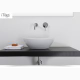 Lavoar Ceramica Oval LAV7 40x33 cm – ambient baie, lavoar oval alb pe blat negru, baterie perete