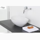 Lavoar Ceramica Oval LAV7 40x33 cm – ambient baie, lavoar oval alb pe blat negru cu baterie perete