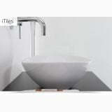 Lavoar Ceramica Oval LAV7 40x33 cm – ambient baie, lavoar oval alb pe blat negru, baterie crom, pe pardoseala si perete