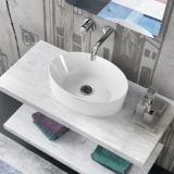 Lavoar Ceramica Oval LAV9 50x35 cm – ambient baie, lavoar oval alb pe blat lemn, prosoape colorate dedesubt