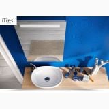 Lavoar Ceramica Oval SLIM51 60x42 cm – ambient baie, lavoar oval alb pe blat lemn, perete albastru texturat