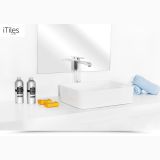 Lavoar Ceramica Dreptunghiular SLIM53 50x38 cm – ambient baie, lavoar alb dreptunghiular cu robinet crom si prosoape albastre