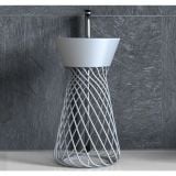 Lavoar Freestanding Hidra Wire Alb – ambient baie, lavoar freestanding cu design spiralat pe fundal gresie gri, pe pardoseala