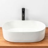 Lavoar Ceramica Oval SLIM52 57x37 cm – ambient baie, lavoar oval alb pe blat lemn, baterie neagra