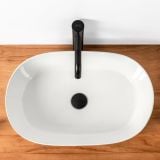 Lavoar Ceramica Oval SLIM52 57x37 cm – ambient baie, lavoar oval alb pe blat lemn, baterie neagra