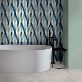 Faianta Decor ABK Layers 60x120 cm – ambient baie, cada freestanding alba cu perete decor geometric albastru