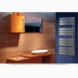 Radiator Lazzarini Pieve Crom 1680x550 mm – ambient baie, baie moderna cu radiator gri pe perete albastru