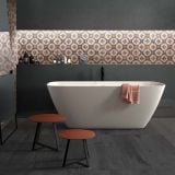 Gresie Decorata Play Labyrinth Cotto 20x20 cm – ambient baie, baie moderna cu cada freestanding si perete decorativ