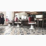 Gresie Decorata London Whitechapel 20x20 cm – ambient comercial, barbershop vintage cu scaune piele si pardoseala decorativa