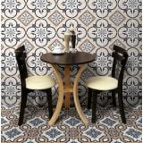 Gresie Decorata London Soho 20x20 cm – ambient living, masa cu doua scaune, pardoseala si perete decorate similar