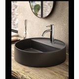 Baterie Lavoar Paffoni Light Finisaj Crom – ambient baie, lavoar rotund negru cu baterie crom pe blat lemn