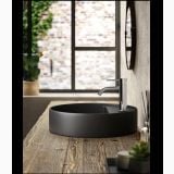 Baterie Lavoar Paffoni Light Finisaj Crom – ambient baie, lavoar negru pe blat lemn, baterie crom moderna, pe perete