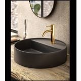 Baterie Lavoar Paffoni Light Finisaj Auriu – ambient baie, baterie aurie pe lavoar negru rotund, blat lemn