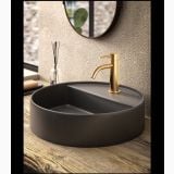 Baterie Lavoar Paffoni Light Finisaj Auriu Periat – ambient baie, lavoar rotund negru cu baterie aurie pe blat lemn, pe perete