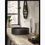 Baterie Lavoar Inalta Paffoni Light Finisaj Crom – ambient baie, baterie crom lavoar negru, blat lemn, oglinda rotunda, pe perete