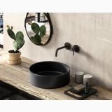 Baterie Lavoar Incastrata Paffoni Light Finisaj Negru Mat cu Pipa 178 mm – ambient baie, baterie lavoar neagra pe perete, lavoar negru rotund, cactus