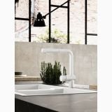 Robinet Lavoar Bucatarie Paffoni Light Finisaj Alb – ambient bucatarie, robinet alb la chiuveta cu plante verzi decorative