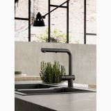 Robinet Lavoar Bucatarie Paffoni Light Finisaj Negru – ambient bucatarie, robinet negru mat pe blat gri cu plante