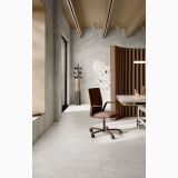 Gresie Bergstone Light 60x120 cm – ambient living, birou modern cu scaun maro si pereti riflati, pe pardoseala