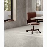 Gresie Bergstone Light Antislip 60x60 cm – ambient comercial, birou modern cu scaun maro si pardoseala gresie gri