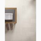 Gresie Rectificata Gigacer Light Gesso 60x120 cm – ambient baie, perete baie cu gresie texturata, prosoape si papuci