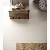 Gresie Rectificata Gigacer Light Gesso 60x120 cm – ambient living, pardoseala gresie deschisa cu lada lemn si covor iuta