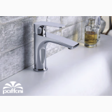 Robinet Lavoar Paffoni Lime Crom – ambient baie, robinet crom pe blat baie langa perete piatra